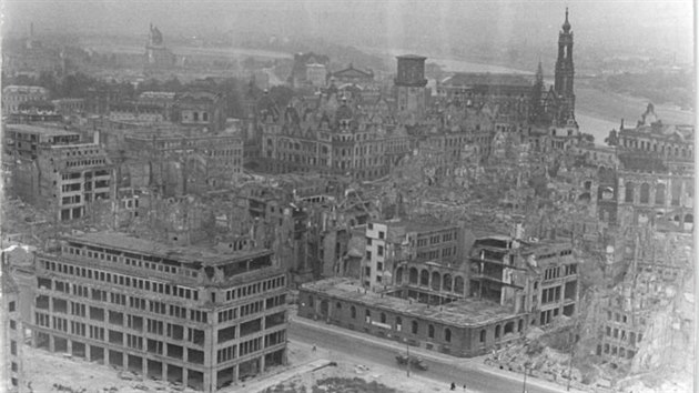 Pohled na znien centrum Dran a vyhoel Rezidenn zmek (1951)