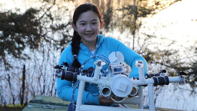 Anna Du se svým robotem, který hledá plasty na mořském dně