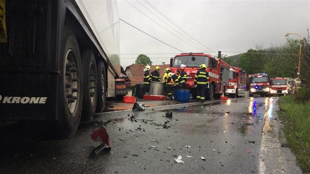 V Lun se osobn auto srazilo s kamionem, ten po stetu narazil do verandy rodinnho domu.