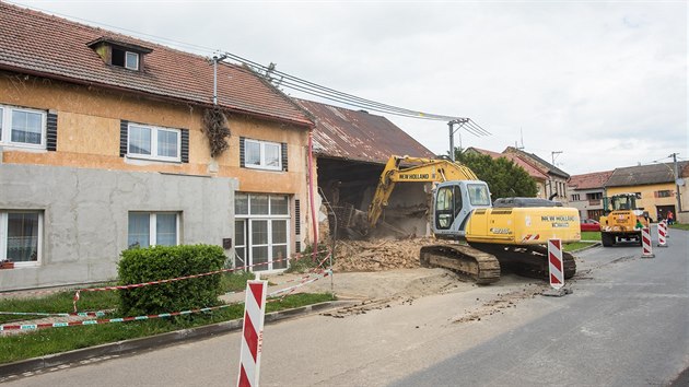 Demolice částečně zříceného domu ve Zborovicích.