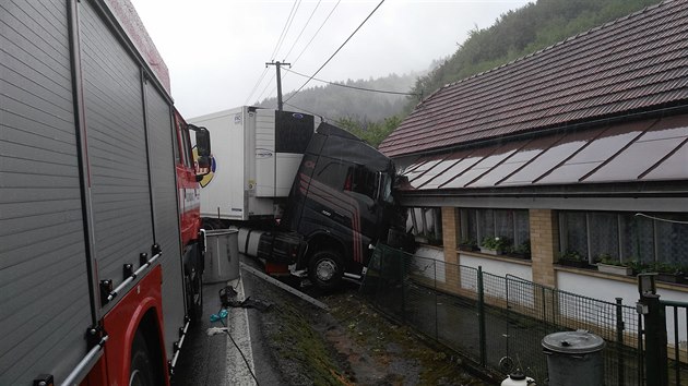 V Lun se osobn auto srazilo s kamionem, ten po stetu narazil do verandy rodinnho domu.