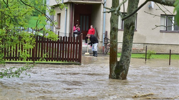 Bleskové povodně způsobil vodní tok Senina ve Valašské Polance.