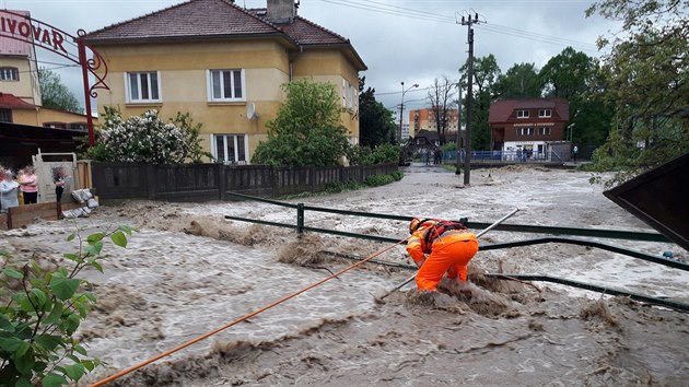 Velká voda se prohnala také kolem areálu pivovaru v Rožnově pod Radhoštěm.