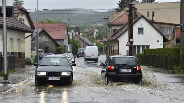 Zaplavená Chrastěšovská ulice ve Vizovicích na Zlínsku.