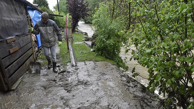 Města a obce ve Zlínském kraji zjišťují a odstraňují škody po středečních záplavách. Na některých tocích v kraji platil třetí, nejvyšší povodňový stupeň, voda zaplavila cesty i domy. Na snímku z 23. května 2019 je Ústí na Vsetínsku.