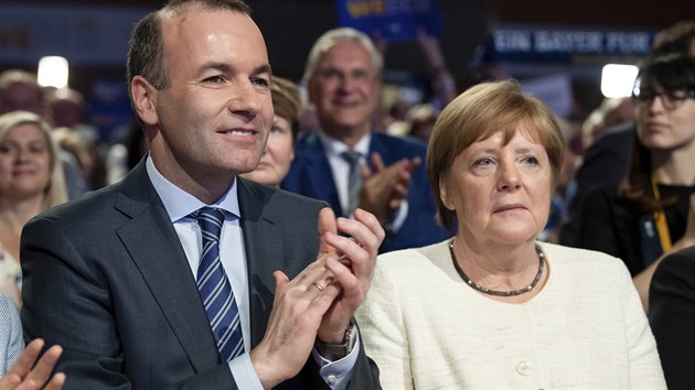 Nmeck kanclka Angela Merkelov s ldrem kandidtky kesanskch demokrat do europarlamentu Manfredem Weberem (vlevo) (24. 05. 2019)