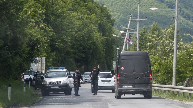Pslunci zvltnch sil kosovsk policie pobl vesnice Cabra pevn obvan meninovmi Srby (28. kvtna 2019)