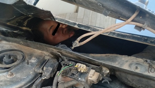 kryt v aut mezi palubn deskou a motorem, kde panlsk policie nala migranta (25. kvtna 2019)