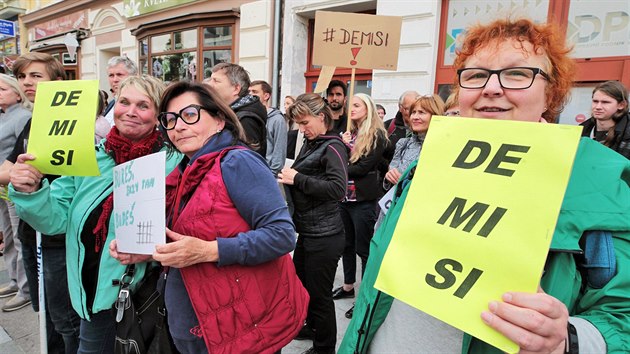 Protestn demonstrace proti premiru Andreji Babiovi a za nezvislost justice nazvan "Mme toho dost! Chceme demisi!" v karlovarsk Zeyerov ulici. (28.5.2019)