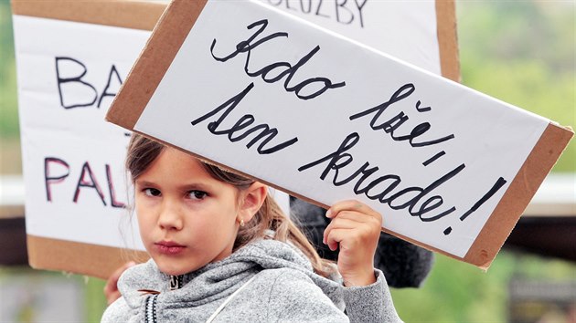 Protestn demonstrace proti premiru Andreji Babiovi a za nezvislost justice nazvan "Mme toho dost! Chceme demisi!" v karlovarsk Zeyerov ulici. (28.5.2019)