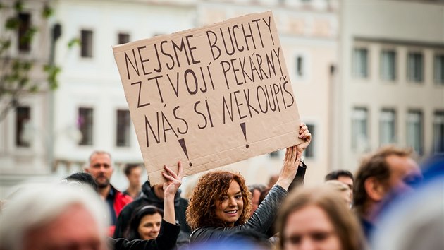 I eskobudjovick nmst Pemysla Otakara II. zaplnily v ter veer stovky lid na demonstraci proti Andreji Babiovi a Marii Beneov. (28.5.2019) Foto: Petr Lundk