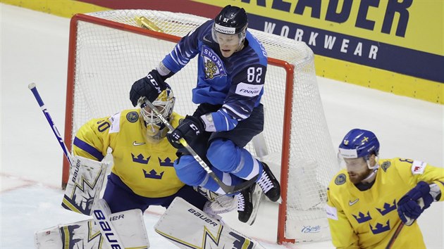 Finsk hokejista Harri Pesonen uskakuje ped pukem, v brn je vd Henrik Lundqvist.
