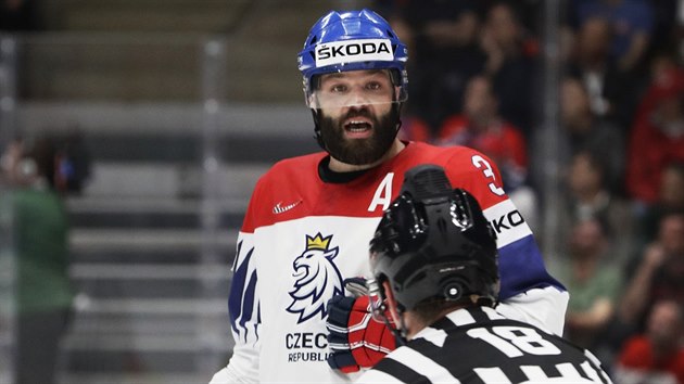 Radko Gudas z eska komunikuje s rozhodm.