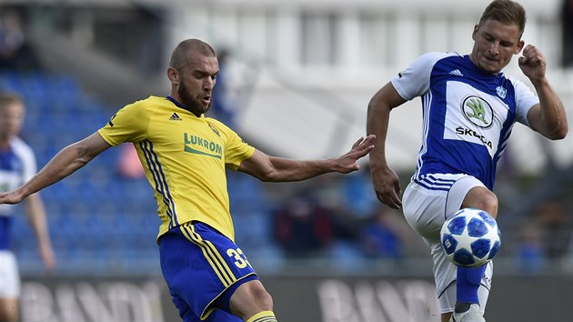 Marek Hlinka (vlevo) ze Zlna brn Michala Hubnka z Mlad Boleslavi.