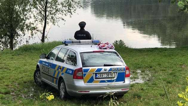 Policie oznámila nález lidského těla ve Vltavě v Podbabě. (20. 5. 2019)