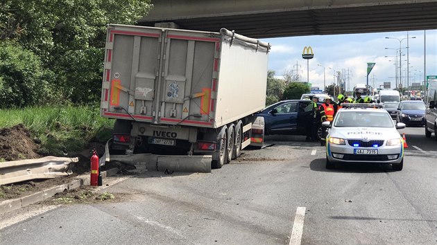 Nehoda nákladního a osobního auta na dálnici D8 u Letňan. (21.5.2019)