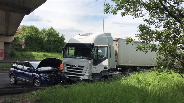 Nehoda nákladního a osobního auta na dálnici D8 u Letňan. (21.5.2019)