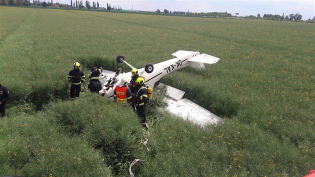 Na letiti v Letanech spadlo letadlo Cessna 152. (27. 5. 2019)