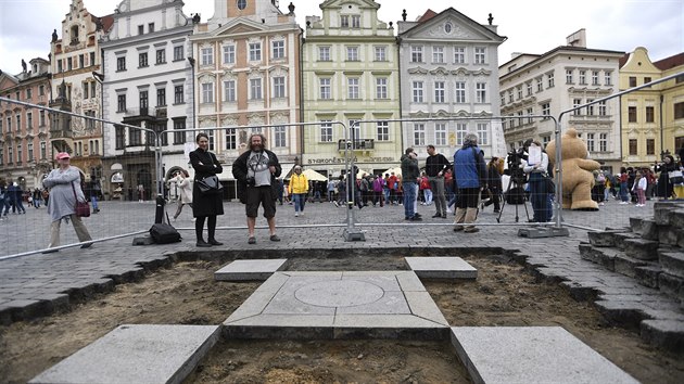 Tým akademického sochaře Petra Váni odkryl na Staroměstském náměstí v Praze dlažební kostky v místě, kde stál Mariánský sloup. (29. 5. 2019)