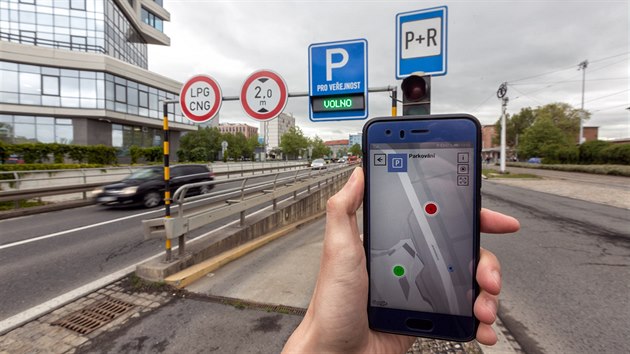 Test aplikace Chytrá Olomouc ukázal, že sledování obsazenosti parkovišť zatím příliš nezvládá. Červený puntík s nulou ukazuje plně obsazené parkoviště, ve skutečnosti však nad vjezdem svítí
zelený nápis Volno.