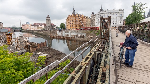 Pohled na msto v olomouck Komenskho ulici, kde kvli budovn protipovodovch opaten vetn roziovn koryta mus bt pestavn most. Uzavrka psob dopravn problmy, nebo most je soust jedn z dleitch dopravnch tepen msta.