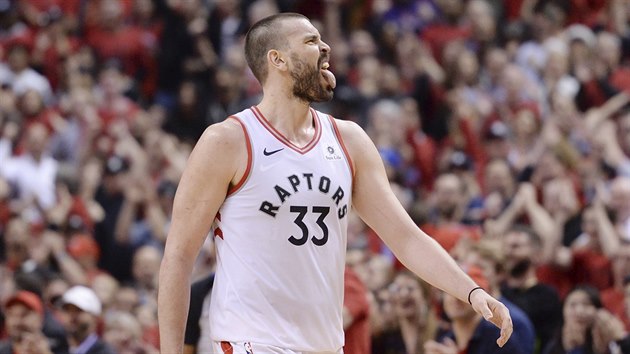 Marc Gasol (33) z Toronta se raduje v zvru tetho souboje s Milwaukee.