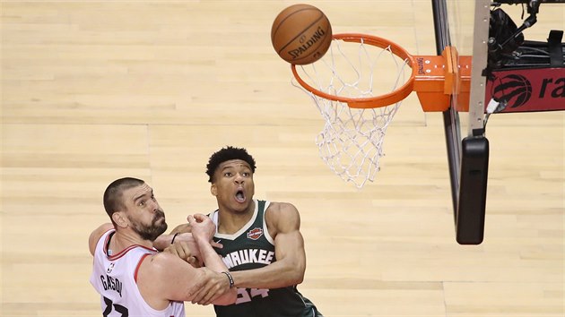 Marc Gasol (vlevo) z Toronta a Janis Adetokunbo z Milwaukee bojuj na doskoku.