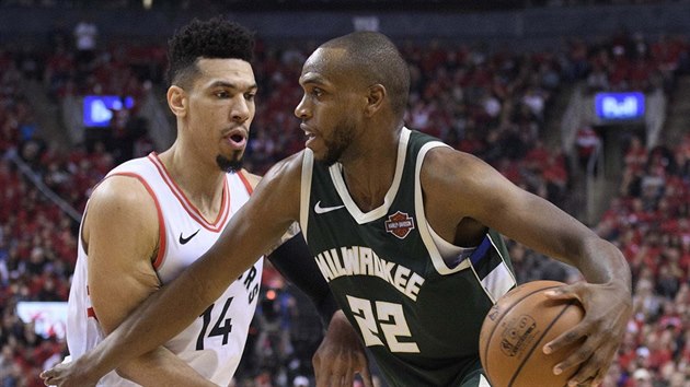 Khris Middleton (vpravo) z Milwaukee to na torontsk ko kolem Dannyho Greena.