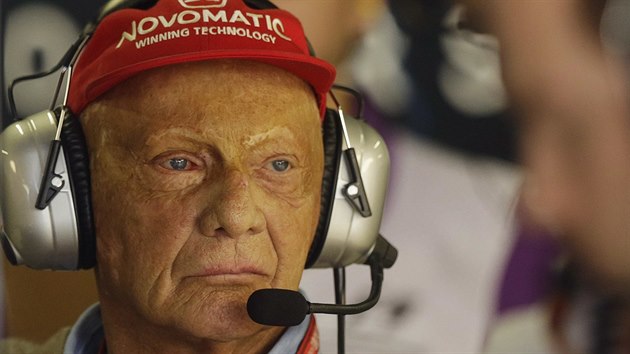 Niki Lauda na snmku z roku 2017 pozenm v zkulis formule 1