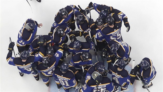 Hokejist St. Louis Blues oslavuj tvrtou vhru nad San Jose Sharks a postup do finle.