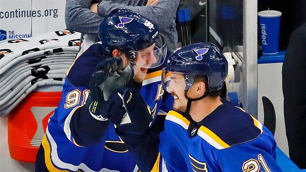 Tyler Bozak (21) a Vladimir Tarasenko (91) ze St. Louis oslavuj gl.