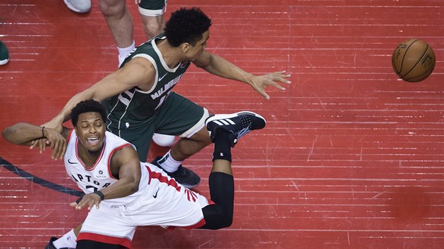 Kyle Lowry (dole) z Toronta piel o m v souboji s Malcolmem Brogdonem z Milwaukee.