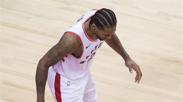 Kawhi Leonard z Toronta kulh ve tvrtm duelu s Milwaukee.