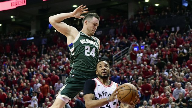 Norman Powell (dole) z Toronta pelstil Pata Connaughtona z Milwaukee.