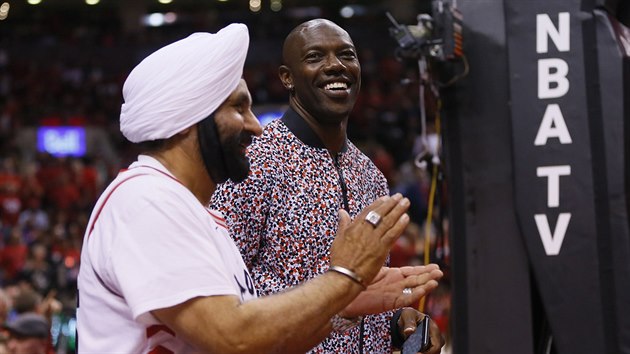 Podnikatel Nav Bhatia (vlevo) a fotbalov hvzda Terrell Owens pej basketbalistm Toronta.