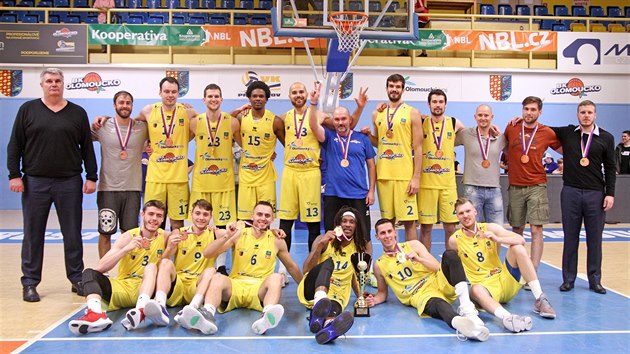 Basketbalist Olomoucka se raduj z ligovho bronzu.