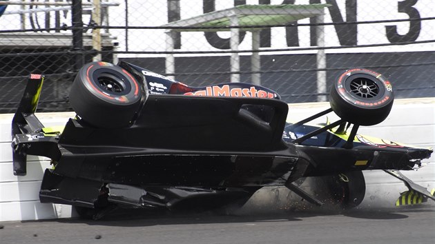 Sebastien Bourdais poniil vz bhem zvodu 500 mil v Indianapolis.