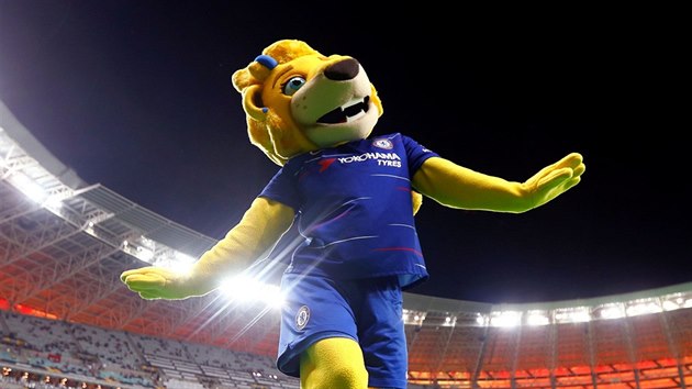 Maskot londnsk Chelsea pobh na ploe stadionu v Baku.