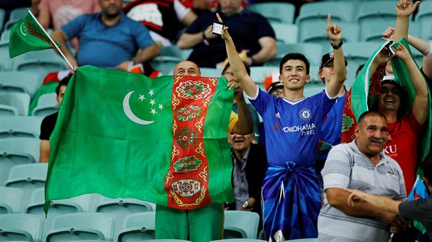 Fanouci na Olympijskm stadionu v Baku ped finle Evropsk ligy mezi Chelsea a Arsenalem.