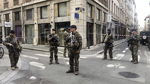 Vojci francouzsk protiteroristick skupiny "Vigipirate Mission" pobl msta vbuchu v Lyonu. (24. kvtna 2019)