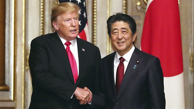 Prezident USA Donald Trump pi setkn s japonskm premirem inzem Abem. (27. kvtna 2019)