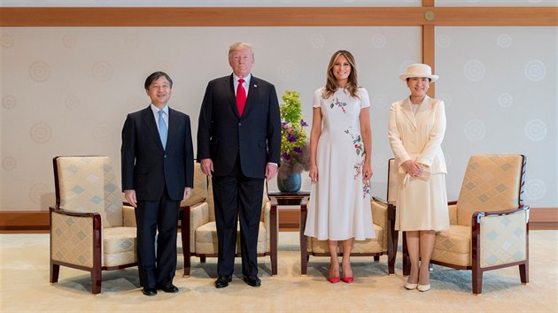 Prezident USA Donald Trump se svou chot Melani pi setkn s novm japonskm csaem Naruhito a jeho enou Masako. (27. kvtna 2019)