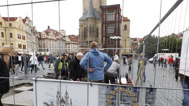 Tm akademickho sochae Petra Vni odkryl na Staromstskm nmst v Praze dlaebn kostky v mst, kde stl Marinsk sloup. (29. kvtna 2019)