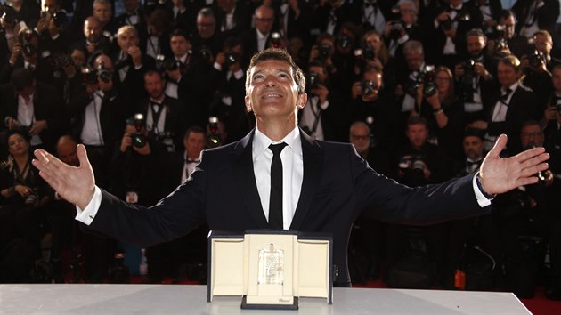 Antonio Banderas pzuje fotografm po skonen slavnostn ceremonie v Cannes (25. kvtna 2019).