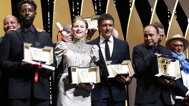 Ladj Ly, Emily Beechamov, Antonio Banderas a  Cesar Diaz pzuj se svmi Zlatmi palmami (25. kvtna 2019).