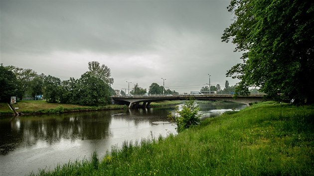 Kvli opravm mostu U Soutoku se v Hradci Krlov ekaj komplikace a kolony (20. 5. 2019).