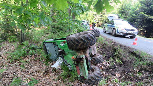 Pracovn stroj sjel do pkopu u Albrechtic nad Orlic (26. 5. 2019).