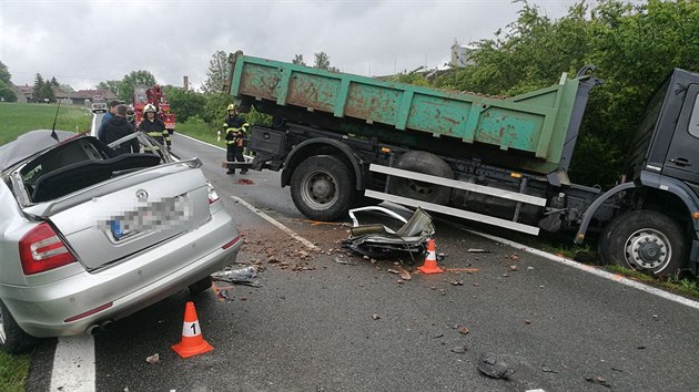 Při nehodě u obce Kocbeře zemřeli dva lidé z osobního auta (28. 5. 2019)