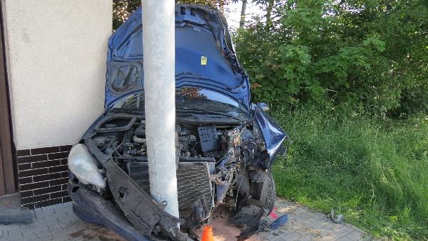 Vz Peugeot 206 havaroval pi silnici I/11 v Kratonohch na Hradecku (27. 5. 2019).