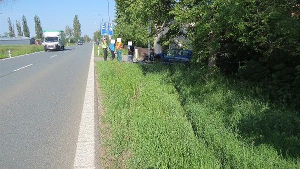 Vz Peugeot 206 havaroval pi silnici I/11 v Kratonohch na Hradecku (27. 5. 2019).